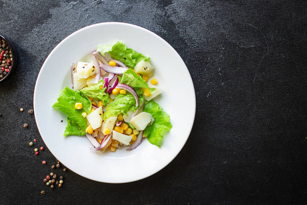 corn salad πατάτα με φυτικά μαρούλια στο τραπέζι υγιεινό γεύμα σνακ top view χώρο αντιγραφής για φαγητό κειμένου φόντο εικόνα ρουστίκ keto ή paleo διατροφή - Φωτογραφία, εικόνα