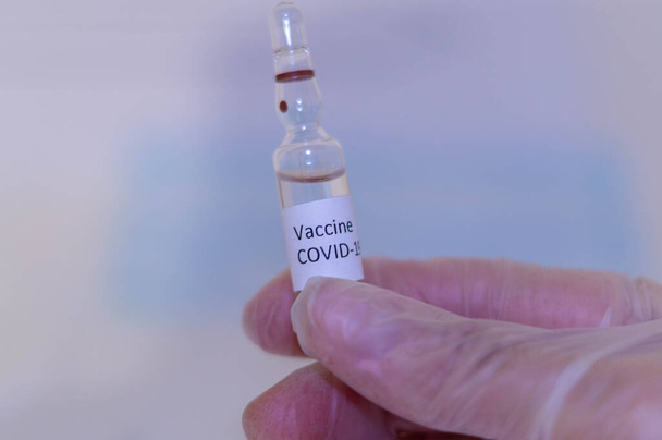Médico o laboratorio que sostiene el tubo con la vacuna contra el Coronavirus nCoV - Foto, Imagen