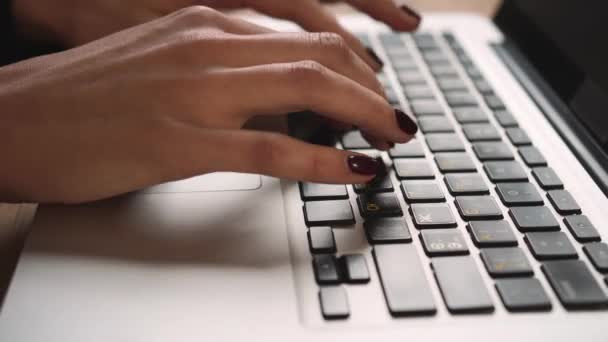 Sluit maar af. Meisjeshanden typen op laptop slow motion. close-up vrouw freelancer schrijven brief op laptop op kantoor. - Video