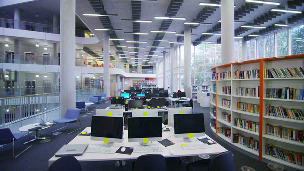 області бібліотеки у великий сучасний університет - Кадри, відео