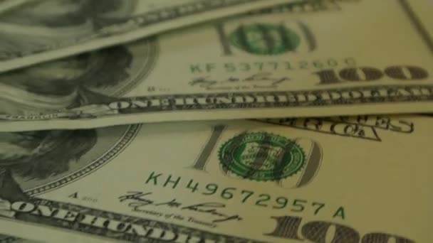 Багато 100 доларів банкнот, що обертаються в безшовній петлі, в макросерії, безшовне відео фону для грошово-орієнтованого веб-сайту
 - Кадри, відео