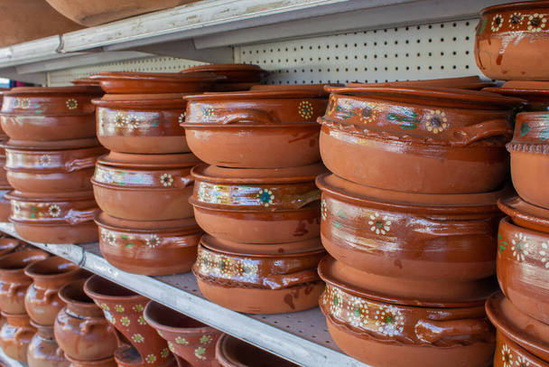 традиционные мексиканские глиняные горшки на рынке, для мексиканской пищи - Фото, изображение