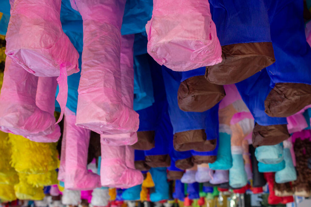 Pinatas mexicanas coloridas en el mercado. artesanía tradicional mexicana - Foto, Imagen