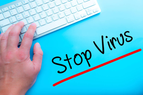 Stop Virus Sign Otthon dolgozik a számítógépes ember írásban. Férfi kezek a billentyűzeten. Kék háttérrel elszigetelve. Üzleti koncepció. Készletkép - Fotó, kép