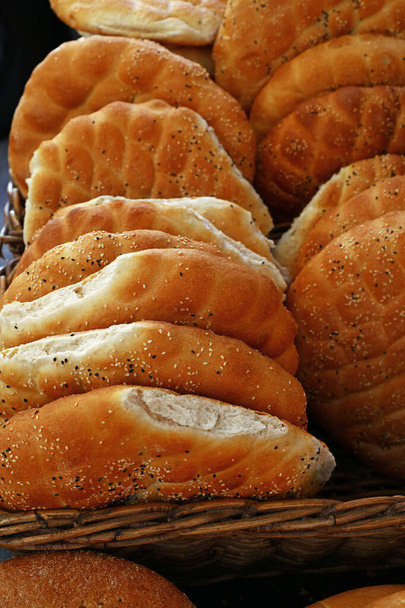 Fermez plusieurs pains plats frais sur l'affichage au détail de la boulangerie, vue grand angle - Photo, image