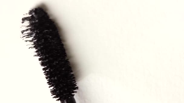 Streich schwarzer Mascara auf weißem Hintergrund in Nahaufnahme - Filmmaterial, Video