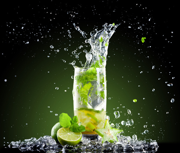 Ice mojito drink with splash - Zdjęcie, obraz