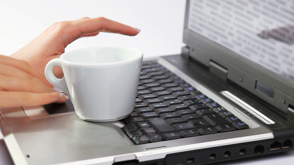 kaffe spillt över arbetande notebook - Záběry, video