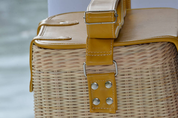 Detailní záběr na moderní ručně vyráběné tašky ve tvaru krabice z ratanu s koženým krytem a řemínky. Selektivní zaměření - Fotografie, Obrázek