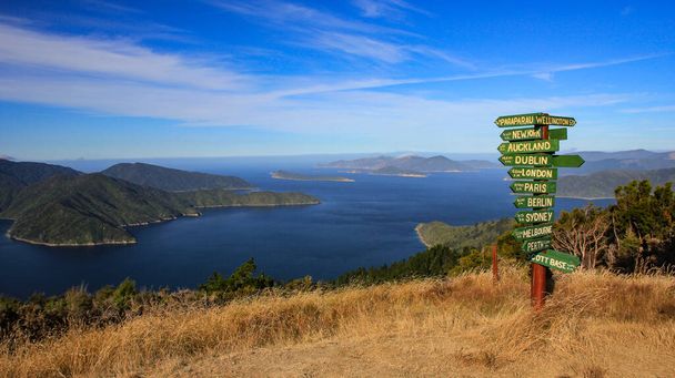 Wegweiser auf einem Hügel, Marlborough Sounds, Neuseeland. - Foto, Bild