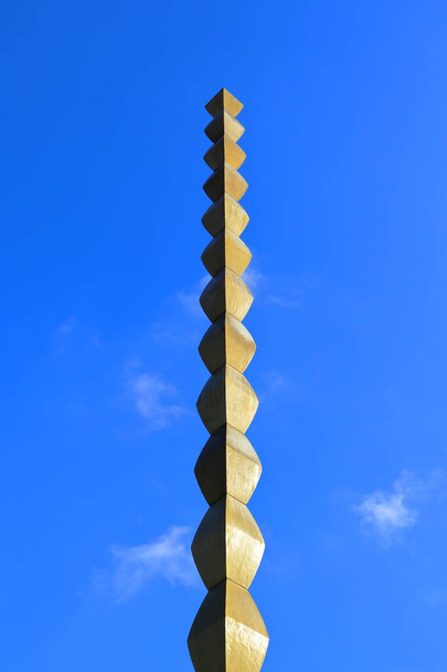 Trgu柔術,ルーマニア- 2020年11月22日:コンスタンタンブランクーシの彫刻アンサンブルからの無限の列(Coloana Infinitului) 。第一次世界大戦のルーマニアの英雄へのオマージュ。空の視点に上昇。ユネスコ遺産記念碑. - 写真・画像