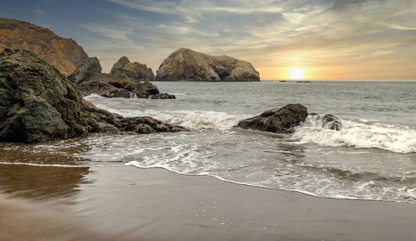 Ροκ σχηματισμούς στο Rodeo Beach, Καλιφόρνια, ΗΠΑ, San Francisco Marine Headlands Αναψυχή περιοχή, όμορφο τοπίο, Καλιφόρνια παραθαλάσσια. - Φωτογραφία, εικόνα