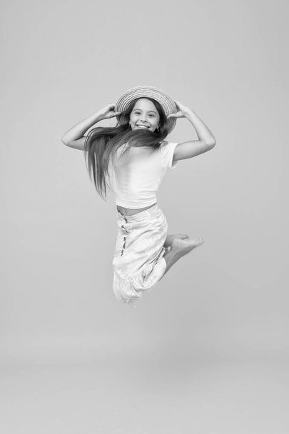 Alegre niña pequeña traje de verano saltando, concepto de estilo de vida activo - Foto, Imagen