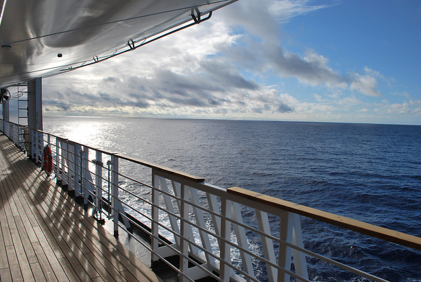 Vista al mar desde una cubierta de crucero
 - Foto, Imagen