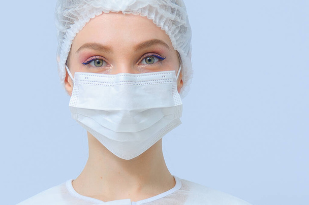 Porträt einer Ärztin oder Krankenschwester mit medizinischer Mütze und Mundschutz - Foto, Bild