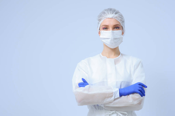 Портрет женщины-врача или медсестры в медицинской шапке и маске для лица - Фото, изображение