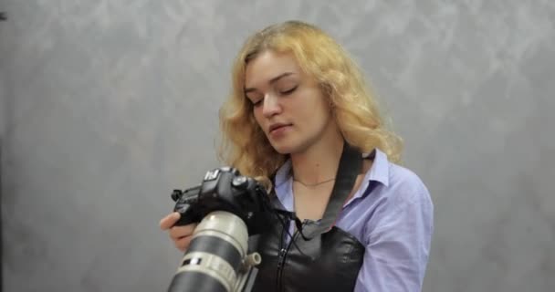 Φωτογράφος κάνει γυρίσματα σε ένα στούντιο φωτογραφιών - Πλάνα, βίντεο