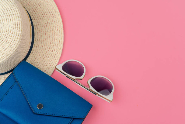 Chapeau de paille femme et lunettes de soleil pour des vacances à la plage vue de dessus - Photo, image
