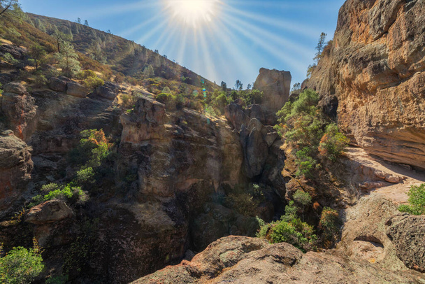 Formações rochosas no Parque Nacional Pinnacles, na Califórnia, os restos destruídos de um vulcão extinto na Falha de San Andreas. Lindas paisagens, agradáveis trilhas para caminhadas para turistas e viajantes. - Foto, Imagem