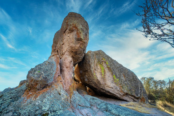 Kalliomuodostelmat Pinnaclesin kansallispuistossa Kaliforniassa, tuhoutuneet jäänteet tuhoutuneesta tulivuoresta San Andreaksen syyllä. Kauniita maisemia, viihtyisiä vaellusreittejä matkailijoille ja matkailijoille. - Valokuva, kuva