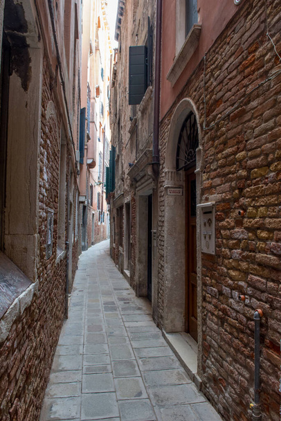 discovery of the city of Venice and its small canals and romantic alleys, Italy - Foto, immagini
