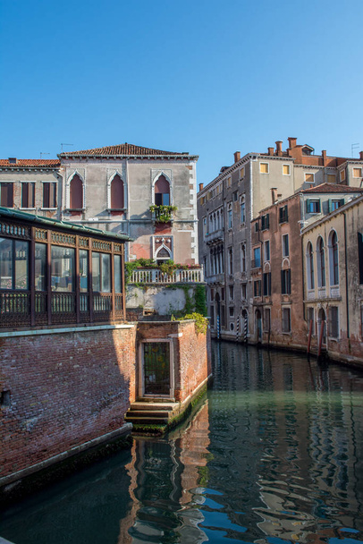 Entdeckung der Stadt Venedig mit ihren kleinen Kanälen und romantischen Gassen, Italien - Foto, Bild