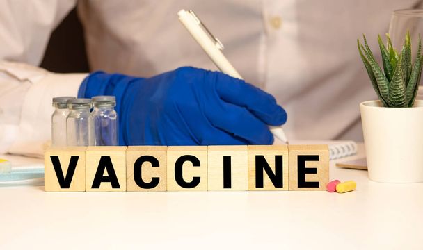Вакцина, слово куб с фоном. медицинская концепция - Фото, изображение
