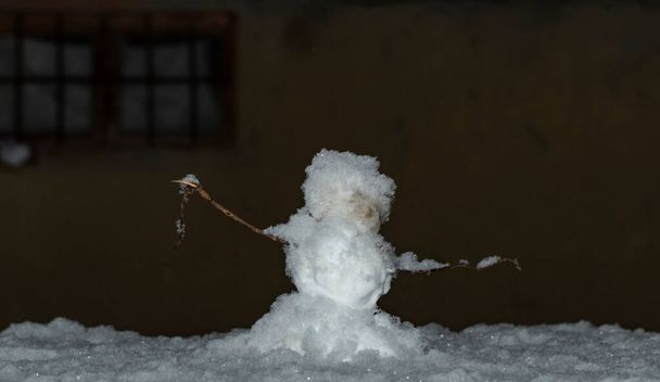 Snowman is een antropomorfe sneeuwsculptuur. Winter entertainment. - Foto, afbeelding