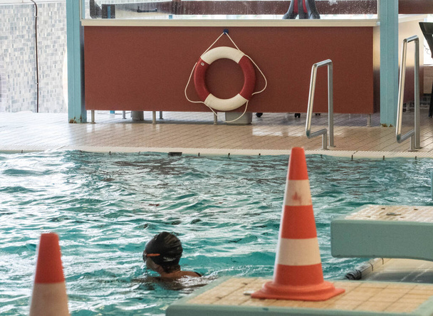 henkilö uintiväyliä vedessä sisäuima-allas - Valokuva, kuva