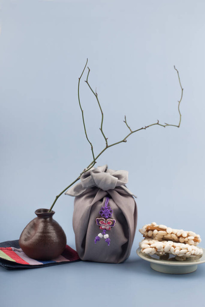 Koreanische traditionelle Geschenkbox mit Geschenkpapier auf grauem Hintergrund - Foto, Bild