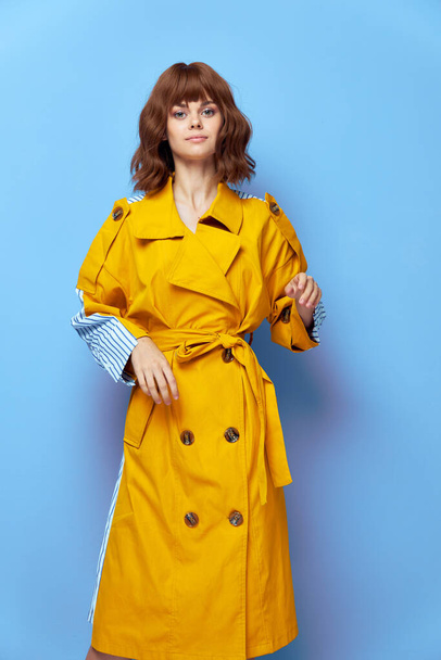 Nainen keltainen innolla lyhyet hiukset takki - Valokuva, kuva