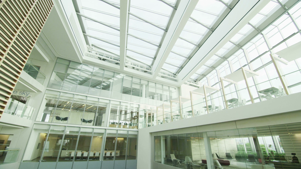 Bürogebäude mit zentralem Atrium - Filmmaterial, Video