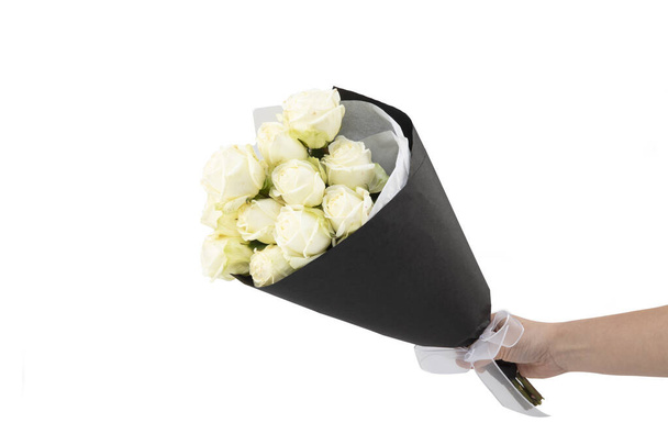 μπουκέτο με λευκά τριαντάφυλλα. Λευκά τριαντάφυλλα απομονωμένα σε λευκό φόντο. - Φωτογραφία, εικόνα