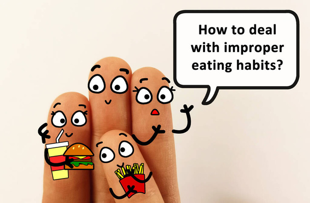 Cuatro dedos están decorados como cuatro personas. Uno de ellos está preguntando cómo lidiar con hábitos alimenticios inadecuados.. - Foto, Imagen