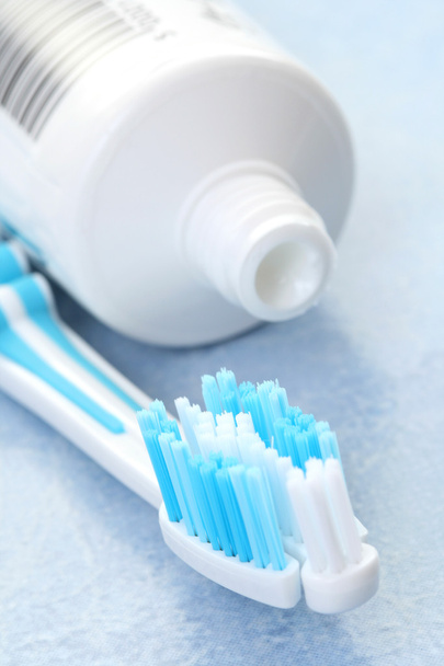 Pasta de dientes y cepillo de dientes
 - Foto, Imagen