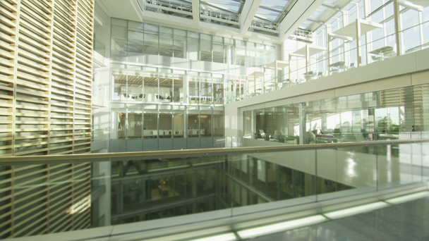 modernes Bürogebäude mit Glasabtrennungen - Filmmaterial, Video