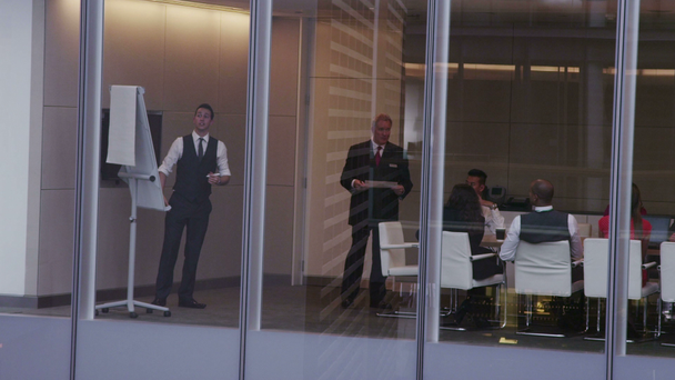 Geschäftsteam in Vorstandssitzung in einem großen modernen Bürogebäude - Filmmaterial, Video