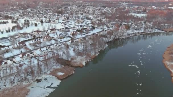 Complejo de casas con vista de invierno desde una altura de uno de los residenciales de la ciudad - Imágenes, Vídeo