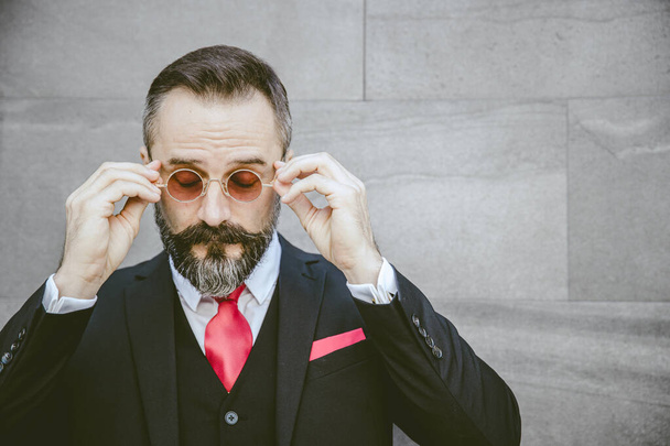 Geschäftsmann bärtig Latino stilvoll gutaussehend trägt Sonnenbrille mit Platz für Text - Foto, Bild