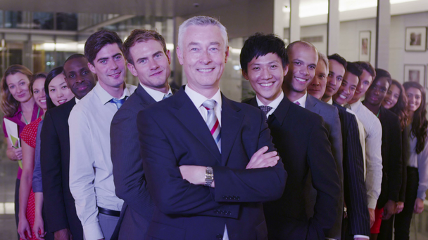 Portret van aantrekkelijke uiteenlopende zakelijke team samen in modern kantoorgebouw - Video