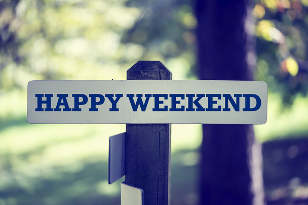 Vieux panneau rustique avec les mots, Happy Weekend
 - Photo, image