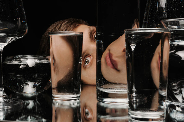 portrait surréaliste d'un homme regardant à travers des verres d'eau - Photo, image