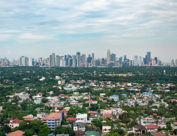 Vororte von Manila mit der Innenstadt von Manila im Hintergrund. - Foto, Bild
