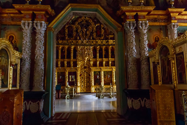 Внутрішній двір храму Святого Сергія Святої Лаври Святого Сергія в Сергієвому Посаді (Росія). - Фото, зображення