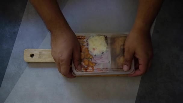 Άνοιγμα σετ μακαρόνια σε πακέτο πλαστικό κουτί γεύμα  - Πλάνα, βίντεο