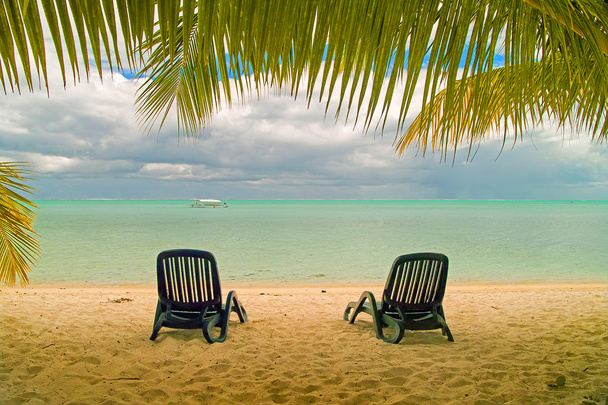 Chaises longues sur une plage - Photo, image