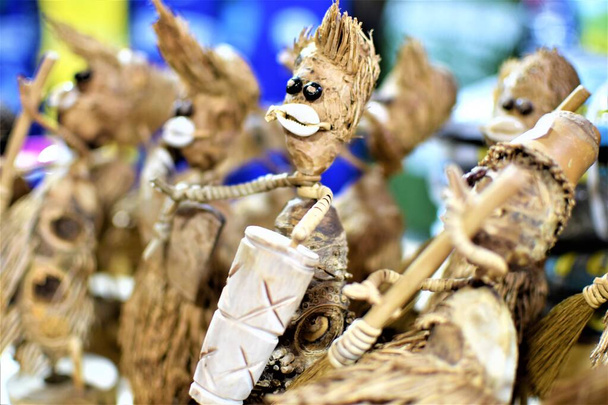 Indianerfiguren einer Stammesmusikkapelle aus Kork, Muscheln und Kokosnussschalen  - Foto, Bild
