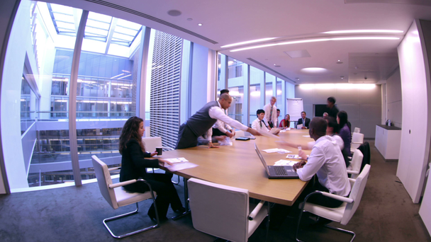 Équipe d'affaires travaillant ensemble dans la salle de conférence
 - Séquence, vidéo