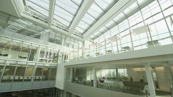 Bürogebäude mit zentralem Atrium - Filmmaterial, Video