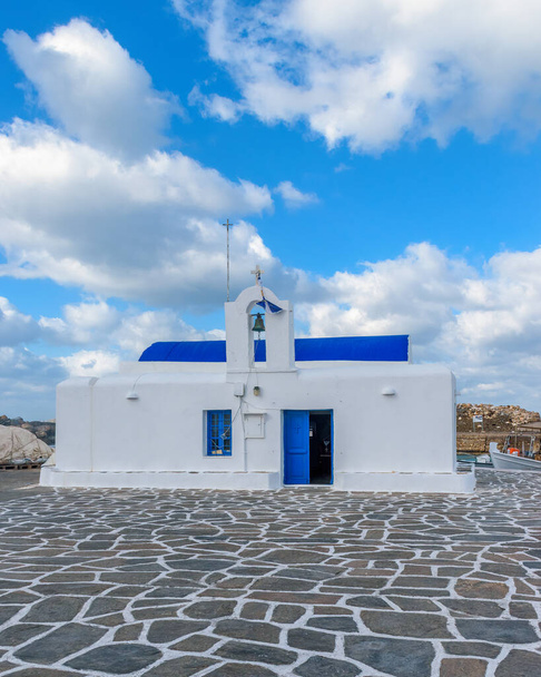 Widok na tradycyjny kościół św. Mikołaja na malowniczym porcie Naousa na wyspie Paros, Grecja. - Zdjęcie, obraz